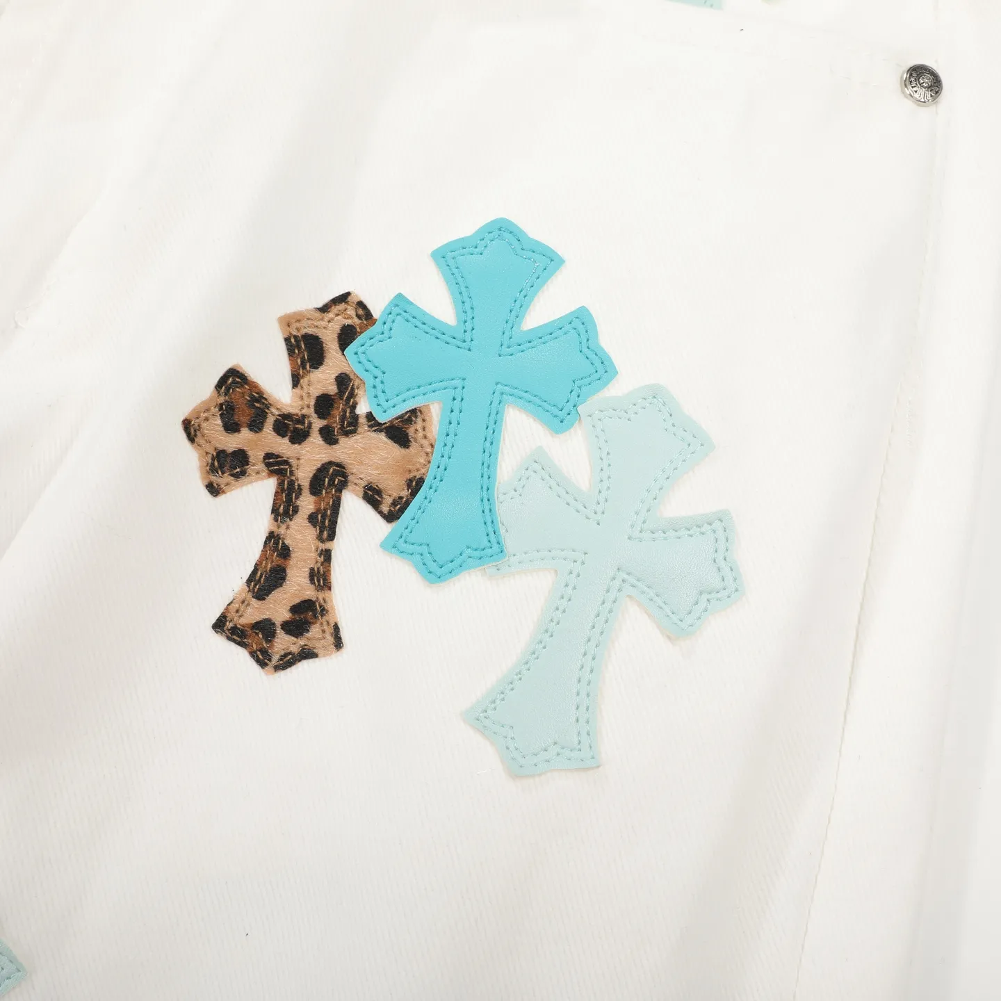 P250 Chrome Hearts 25SS white pants with three-color leopard print blue leather jeans. Chrome Hearts’ pants with the most popular colors are made of beaded canvas fabric. Heavy washing makes the upper body of the fabric more textured and the pants are tall and straight! The three-dimensional cutting of the whole trousers is a masterpiece! The hardware is customized by zp. The beaded canvas fabric is thick and soft after being washed. It has good breathability. Customized small leather label. Unique design. The details are simple and elegant, and the workmanship is exquisite. The whole trousers are neatly routed and the details are in place! It’s so cool that both men and women can easily control the genderless trend! Size: 28/30/32/34 Waist: 73/78/83/88 Sitting: 99/104/109/114 Pants length: 102/104/106/108